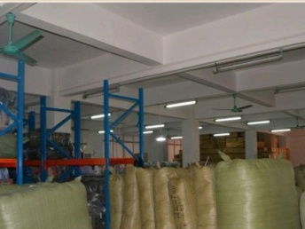 广州品牌商务衬衫尾货批发 如何在鞋帽箱包市场的竞争中找到商机？